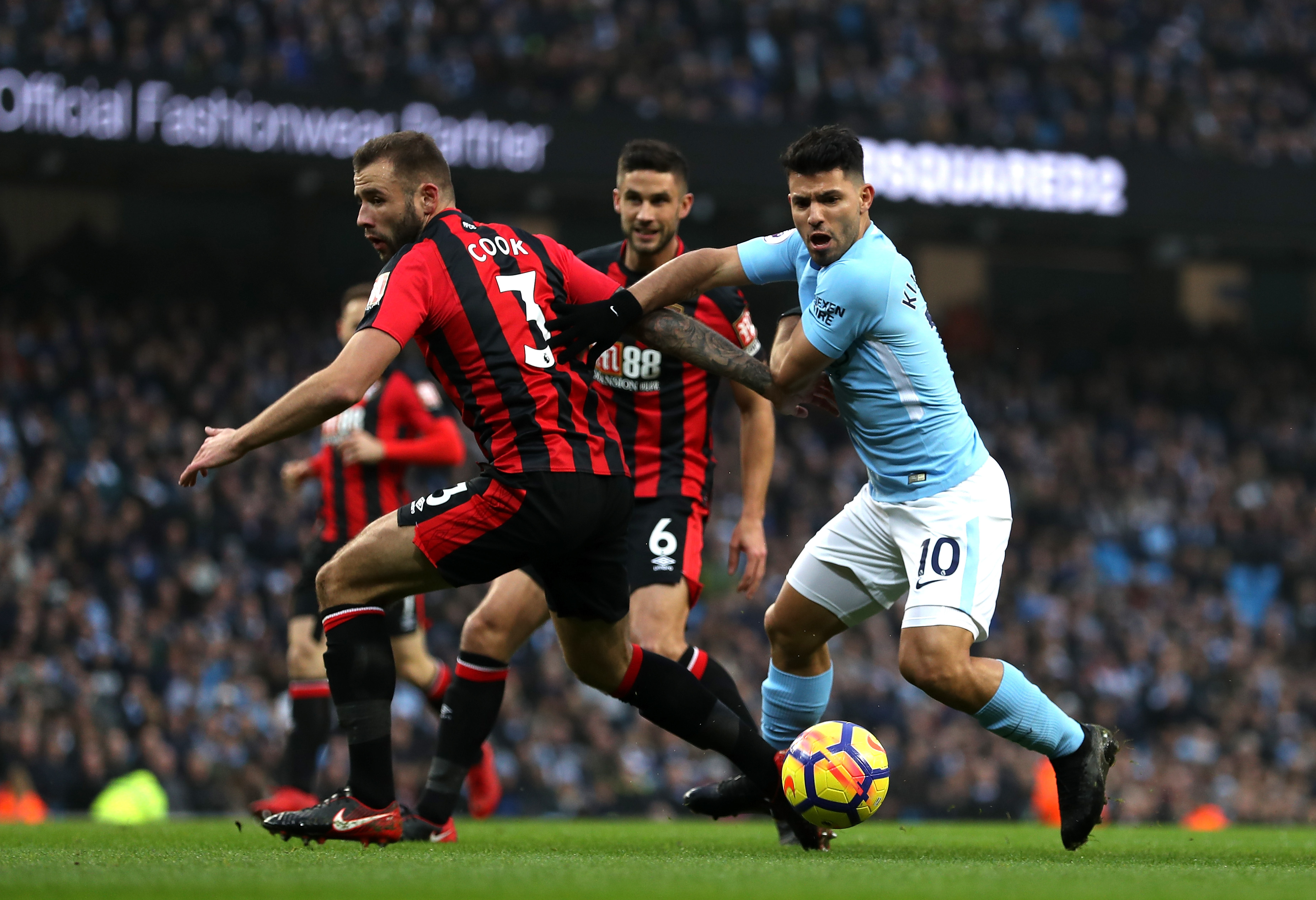 Man united vs bournemouth. Манчестер Сити Борнмут. Manchester City vs Bournemouth. Агуэро против ман Юнайтед.